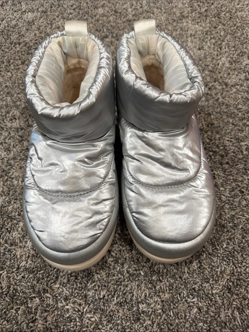 UGG Kids Silver Puffer Booties Size 5 S/N 1135151